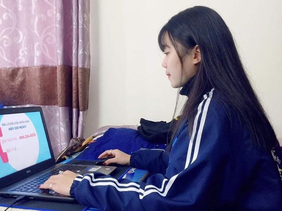 Học viên theo dõi bài giảng trực tuyến tại nhà